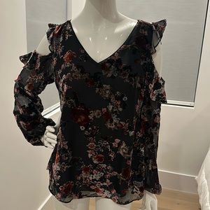 Fun top lined with crushed velvet design and open shoulders